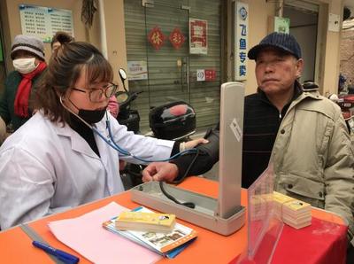 志愿服务进社区 免费理发测血压