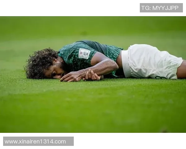 英国小男孩调皮捣蛋戏弄足球明星引发全场欢笑瞬间