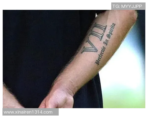 足球明星为爱妻纹上眼睛图案展现深情厚谊与独特艺术风格 足球明星为爱妻纹上眼睛图案展现深情厚谊与独特艺术风格